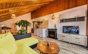 Snug Apartments - Private Parking Near Downtown