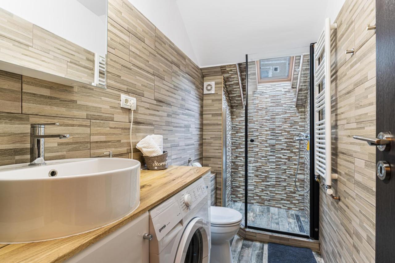 Snug Apartments - Private Parking Near Downtown Braşov Esterno foto