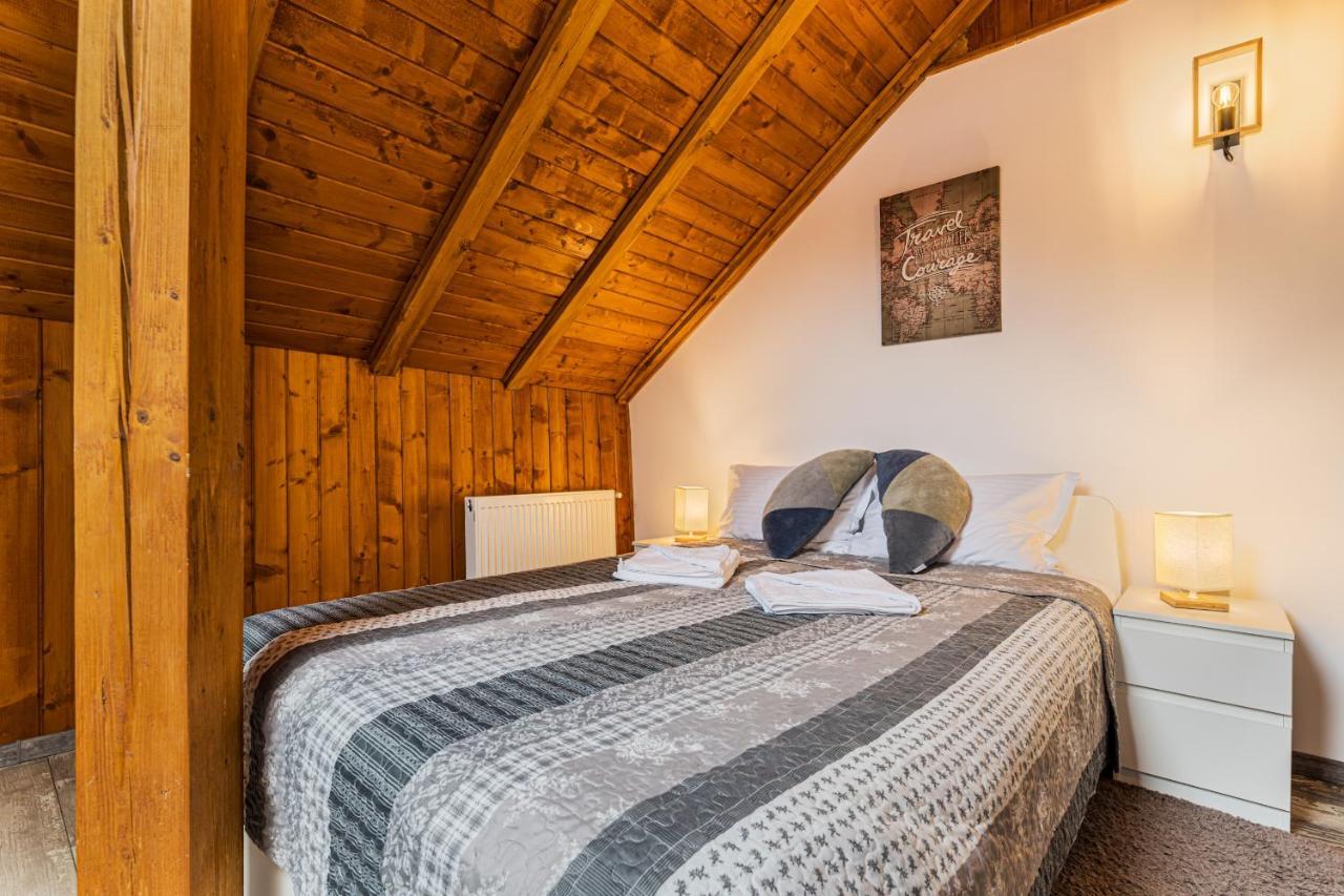 Snug Apartments - Private Parking Near Downtown Braşov Esterno foto