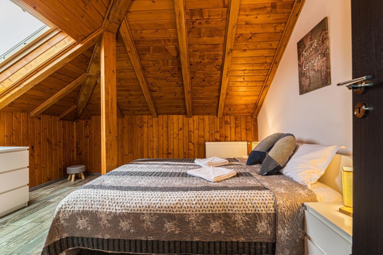 Snug Apartments - Private Parking Near Downtown Braşov Esterno foto