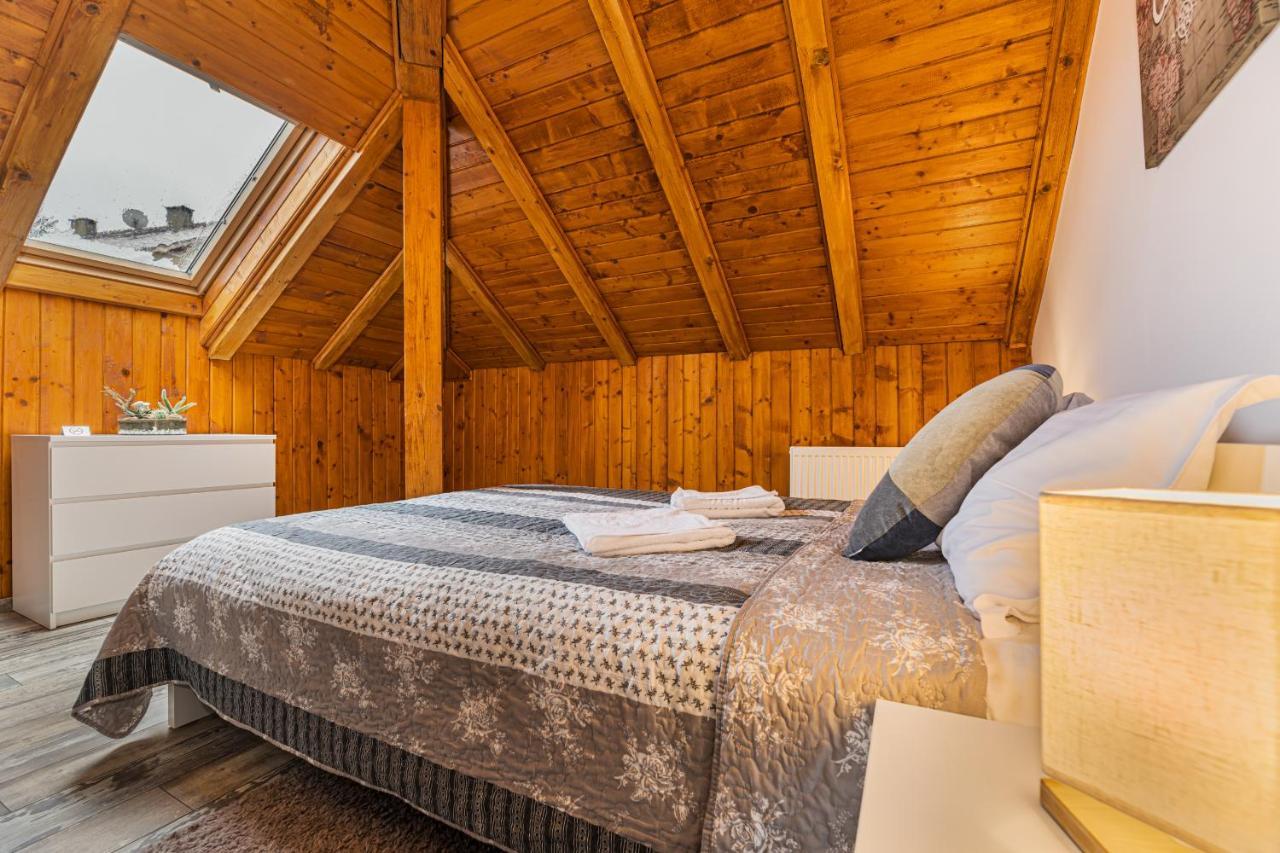 Snug Apartments - Private Parking Near Downtown Braşov Esterno foto