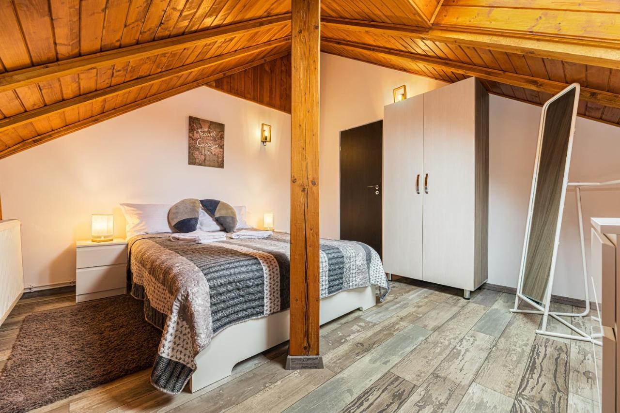 Snug Apartments - Private Parking Near Downtown Braşov Esterno foto