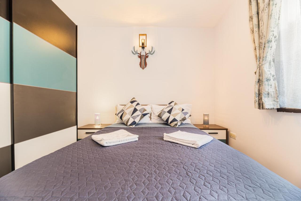 Snug Apartments - Private Parking Near Downtown Braşov Esterno foto
