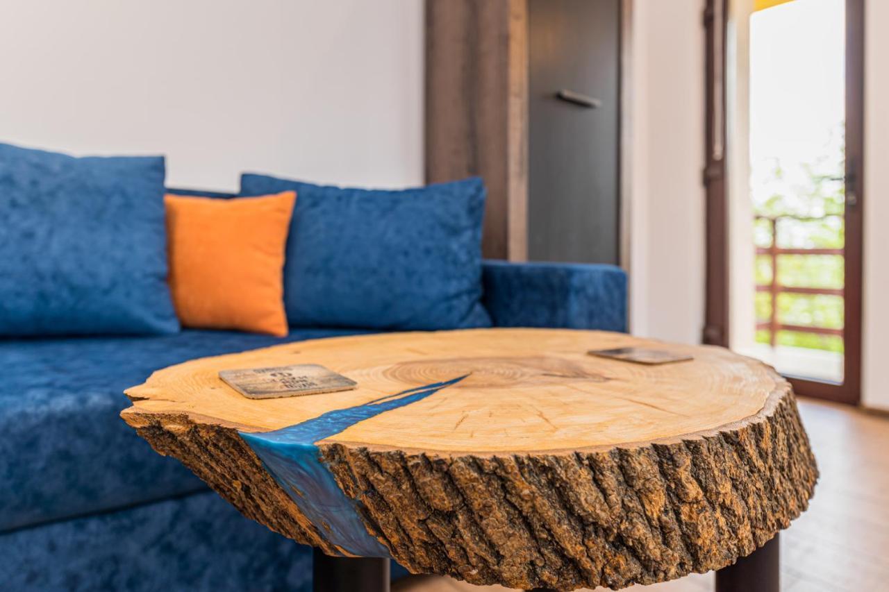 Snug Apartments - Private Parking Near Downtown Braşov Esterno foto