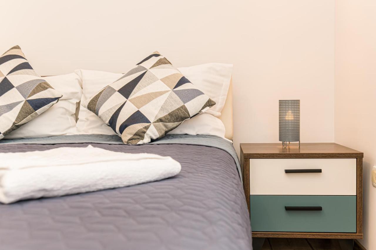 Snug Apartments - Private Parking Near Downtown Braşov Esterno foto