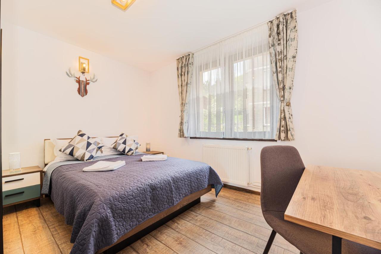 Snug Apartments - Private Parking Near Downtown Braşov Esterno foto