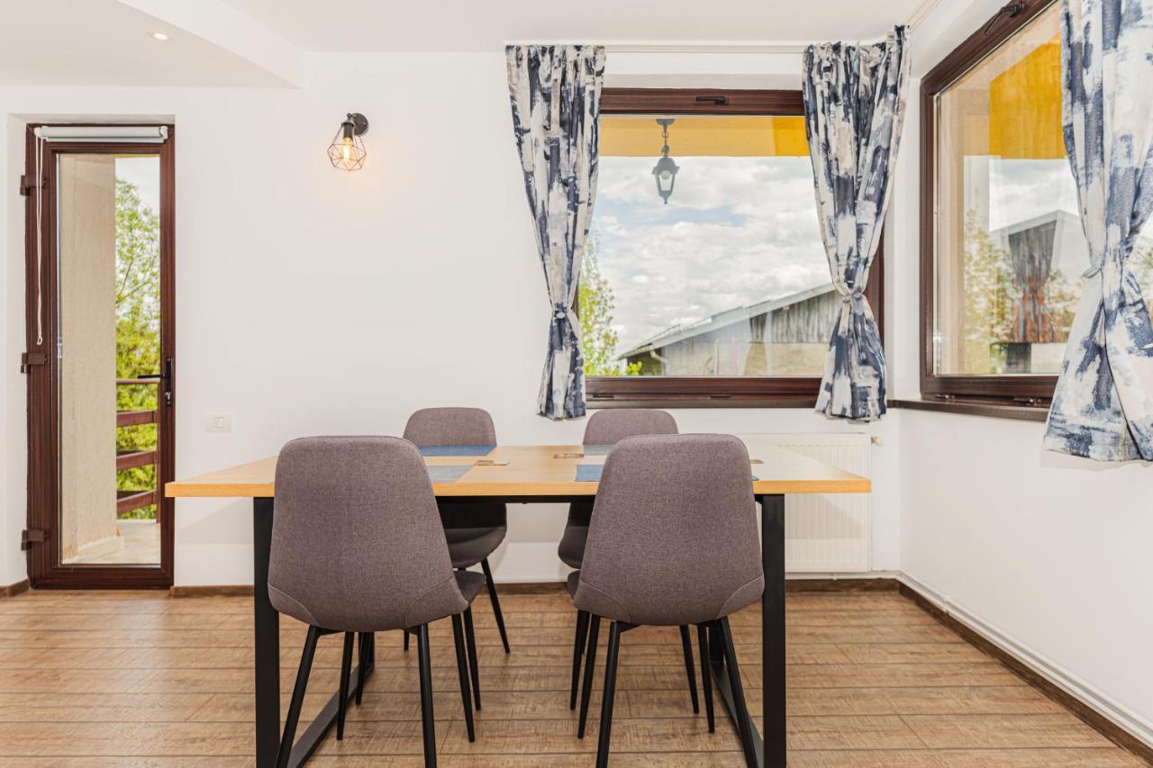 Snug Apartments - Private Parking Near Downtown Braşov Esterno foto