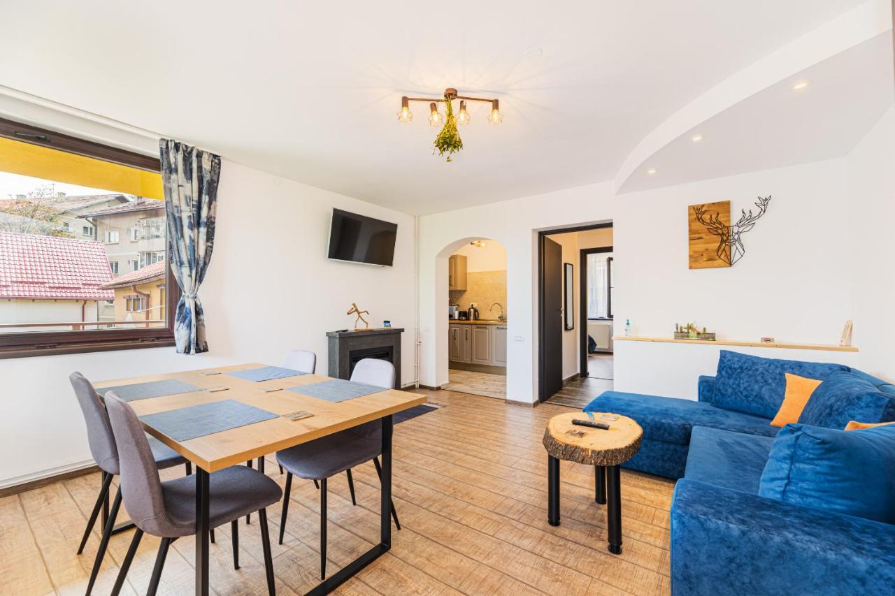 Snug Apartments - Private Parking Near Downtown Braşov Esterno foto
