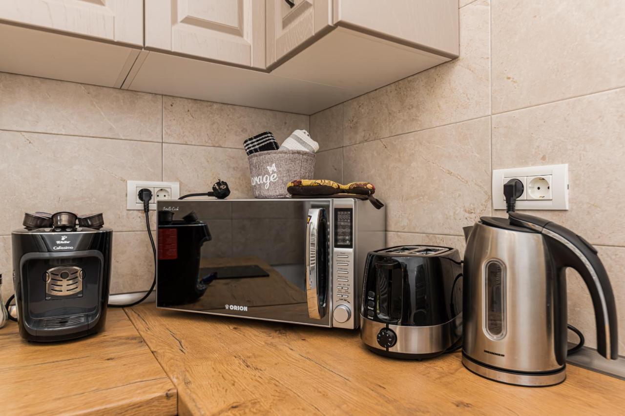 Snug Apartments - Private Parking Near Downtown Braşov Esterno foto