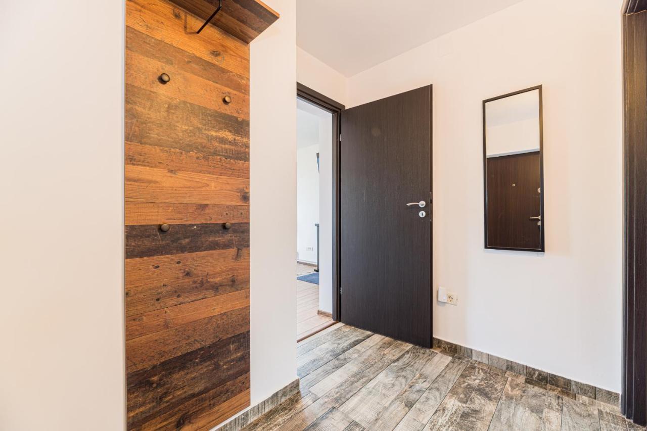 Snug Apartments - Private Parking Near Downtown Braşov Esterno foto