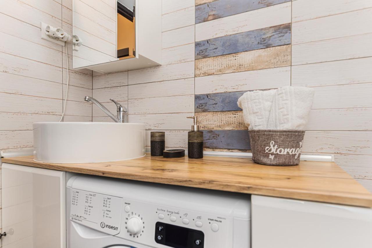 Snug Apartments - Private Parking Near Downtown Braşov Esterno foto