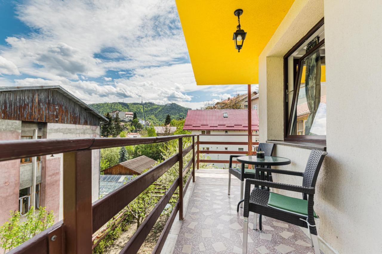 Snug Apartments - Private Parking Near Downtown Braşov Esterno foto