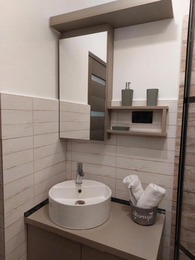 Snug Apartments - Private Parking Near Downtown Braşov Esterno foto