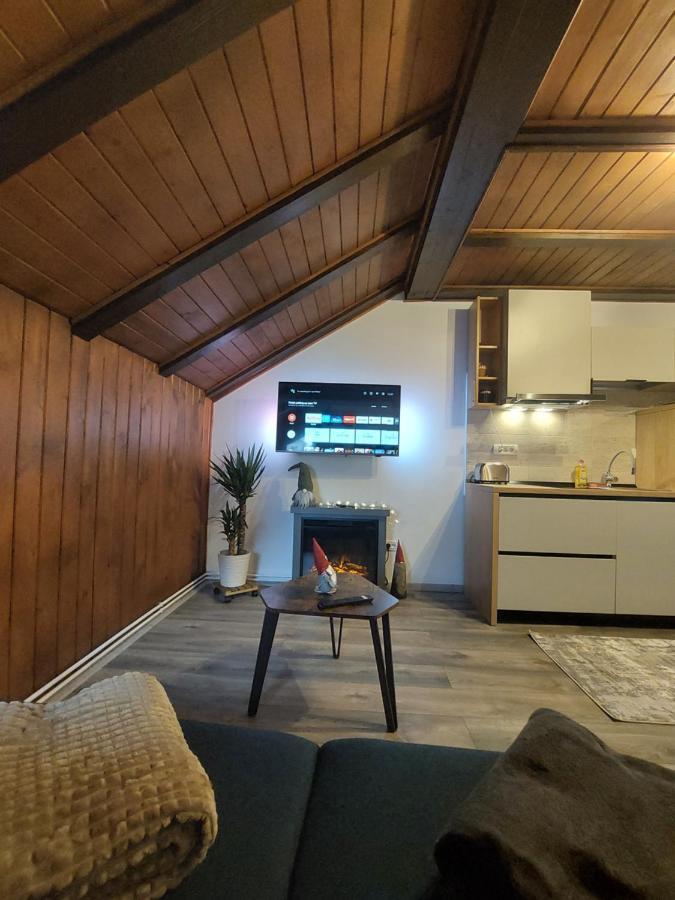 Snug Apartments - Private Parking Near Downtown Braşov Esterno foto