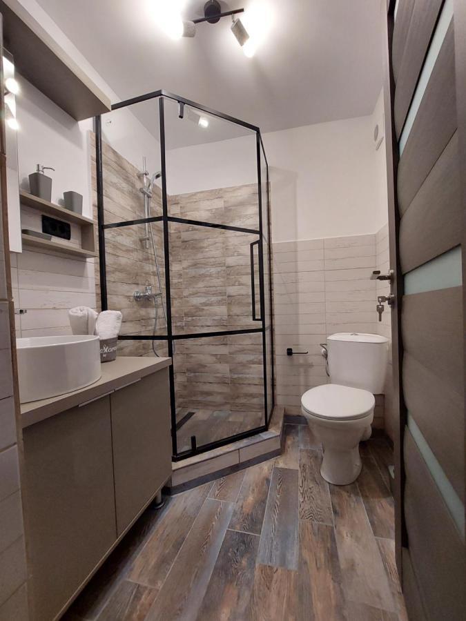 Snug Apartments - Private Parking Near Downtown Braşov Esterno foto