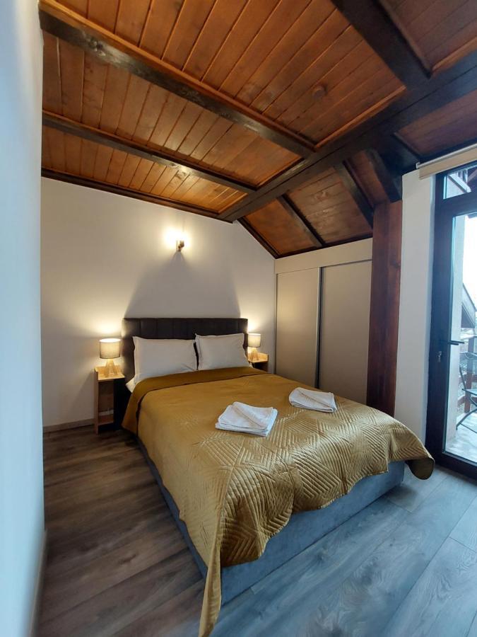 Snug Apartments - Private Parking Near Downtown Braşov Esterno foto