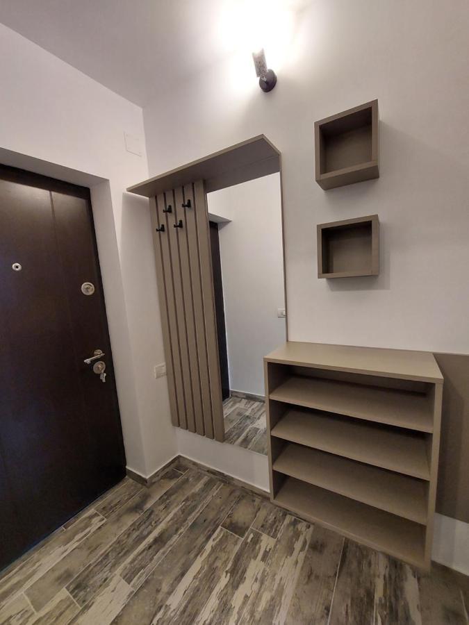 Snug Apartments - Private Parking Near Downtown Braşov Esterno foto
