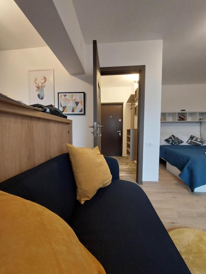 Snug Apartments - Private Parking Near Downtown Braşov Esterno foto
